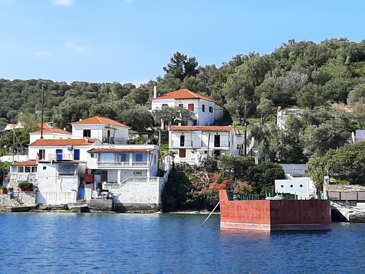 Chiona΄s By The Sea